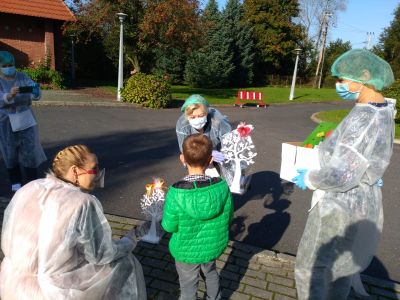 Pracownicy DPSu oraz Pani Dyrektor przedszkola w jednym z przedszkolaków. (13)