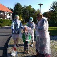 Pracownicy DPSu oraz Pani Dyrektor przedszkola w jednym z przedszkolaków. (1)