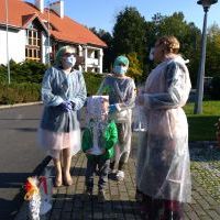 Pracownicy DPSu oraz Pani Dyrektor przedszkola w jednym z przedszkolaków. (2)