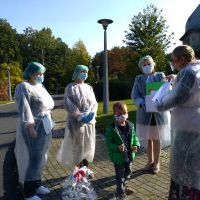 Pracownicy DPSu oraz Pani Dyrektor przedszkola w jednym z przedszkolaków. (3)