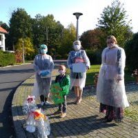 Pracownicy DPSu oraz Pani Dyrektor przedszkola w jednym z przedszkolaków. (4)