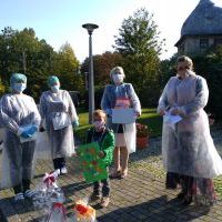 Pracownicy DPSu oraz Pani Dyrektor przedszkola w jednym z przedszkolaków. (5)