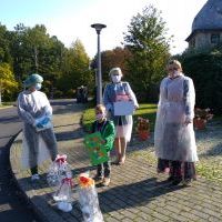 Pracownicy DPSu oraz Pani Dyrektor przedszkola w jednym z przedszkolaków. (6)