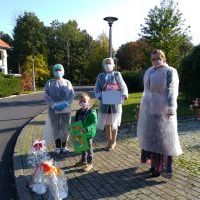Pracownicy DPSu oraz Pani Dyrektor przedszkola w jednym z przedszkolaków. (7)