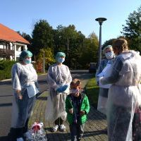 Pracownicy DPSu oraz Pani Dyrektor przedszkola w jednym z przedszkolaków. (8)