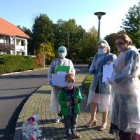 Pracownicy DPSu oraz Pani Dyrektor przedszkola w jednym z przedszkolaków. (9)