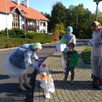 Pracownicy DPSu oraz Pani Dyrektor przedszkola w jednym z przedszkolaków. (10)