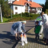 Pracownicy DPSu oraz Pani Dyrektor przedszkola w jednym z przedszkolaków. (11)