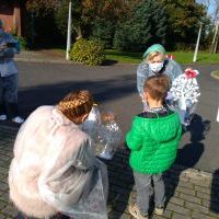 Pracownicy DPSu oraz Pani Dyrektor przedszkola w jednym z przedszkolaków. (12)