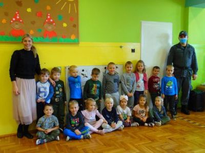 Dzieci ze strażnikiem więziennym (2)