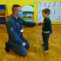 Dzieci ze strażnikiem więziennym (5)