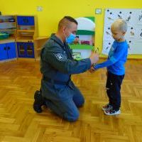 Dzieci ze strażnikiem więziennym (6)