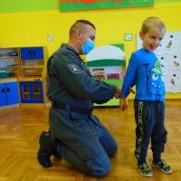 Dzieci ze strażnikiem więziennym (7)