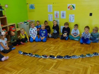 Dzieci z grupy Smerfy podczas zabawy Andrzejkowej (6)