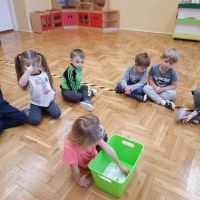 Dzieci z grupy Krasnoludki podczas zabawy Andrzejkowej (1)