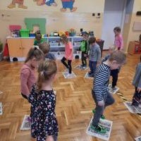 Dzieci z grupy Krasnoludki podczas zabawy Andrzejkowej (4)