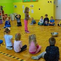 Dzieci z grupy Smerfy podczas zabawy Andrzejkowej (1)