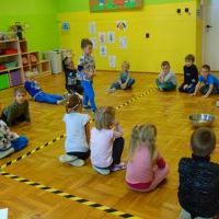 Dzieci z grupy Smerfy podczas zabawy Andrzejkowej (2)