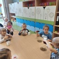 Przedszkolaki zajadające ciasto marchewkowe (2)