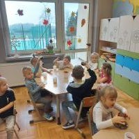 Przedszkolaki zajadające ciasto marchewkowe (3)