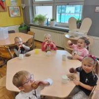 Przedszkolaki zajadające ciasto marchewkowe (4)