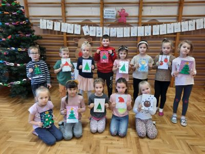 Przedszkolaki z własnoręcznie zrobionymi kartkami świątecznymi dla seniorów z DPS w Gorzycach (2)