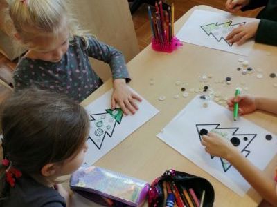 Dzieci z grupy Nutki podczas zabawy guzikami (8)