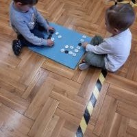 Dzieci z grupy Krasnoludki podczas zabawy guzikami (3)