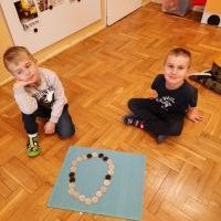 Dzieci z grupy Krasnoludki podczas zabawy guzikami (4)