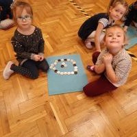 Dzieci z grupy Krasnoludki podczas zabawy guzikami (5)