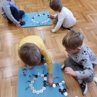 Dzieci z grupy Krasnoludki podczas zabawy guzikami (6)