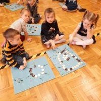 Dzieci z grupy Krasnoludki podczas zabawy guzikami (7)