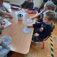 Dzieci z grupy Krasnoludki podczas zabawy guzikami (8)
