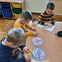Dzieci z grupy Krasnoludki podczas zabawy guzikami (9)