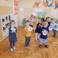 Dzieci z grupy Krasnoludki podczas zabawy guzikami (10)