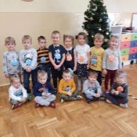 Dzieci z grupy Krasnoludki podczas zabawy guzikami (11)