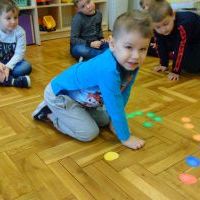 Dzieci z grupy Smerfy podczas zabawy guzikami (2)
