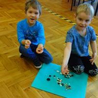 Dzieci z grupy Smerfy podczas zabawy guzikami (4)