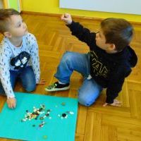 Dzieci z grupy Smerfy podczas zabawy guzikami (5)