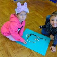 Dzieci z grupy Smerfy podczas zabawy guzikami (6)