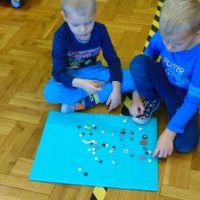 Dzieci z grupy Smerfy podczas zabawy guzikami (7)