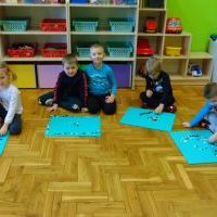 Dzieci z grupy Smerfy podczas zabawy guzikami (8)