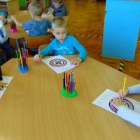 Dzieci z grupy Smerfy podczas zabawy guzikami (2)
