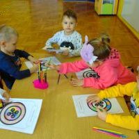 Dzieci z grupy Smerfy podczas zabawy guzikami (3)