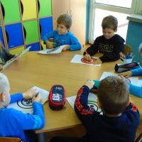 Dzieci z grupy Smerfy podczas zabawy guzikami (4)