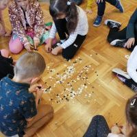 Dzieci z grupy Nutki podczas zabawy guzikami (1)