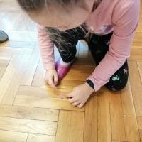 Dzieci z grupy Nutki podczas zabawy guzikami (2)