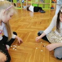 Dzieci z grupy Nutki podczas zabawy guzikami (4)