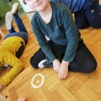 Dzieci z grupy Nutki podczas zabawy guzikami (5)