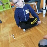 Dzieci z grupy Nutki podczas zabawy guzikami (6)
